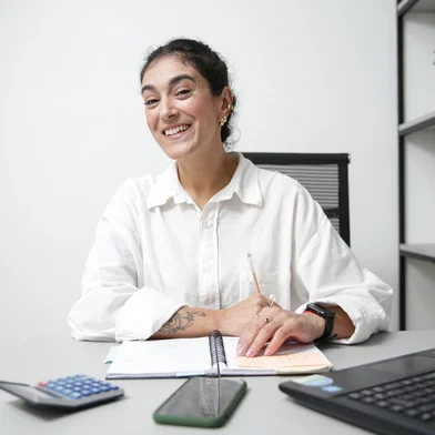 Título da Pauta: Caderno Acerto de Contas - Lajeado, RS, Brasil, 01-08-2023: A analista de marketing Gislene Dias, 40 anos, na empresa onde trabalha. Depois de fazer consignados, ela teve que recorrer a um acordo para quitar as dívidas. Foto: Mateus Bruxel / Agência RBSIndexador: Andre Avila<!-- NICAID(15497906) -->