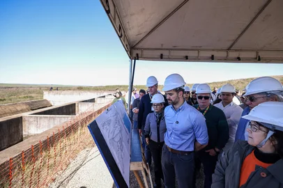 SÃO GABRIEL, RS – 21.08.2025 – O governador Eduardo Leite visitou a Barragem Jaguari, localizada na localidade de Suspiro, em São Gabriel, acompanhado da secretária de Obras Públicas, Izabel Matte. A agenda teve como objetivo acompanhar as intervenções realizadas no empreendimento, importante para a segurança hídrica da região. Estiveram presentes os prefeitos de São Gabriel, Lucas Menezes; de Lavras do Sul, Renan Delabary; e de Dom Pedrito, Diego da Rosa Cruz, além de representantes da empresa responsável pela execução das obras.<!-- NICAID(16107244) -->