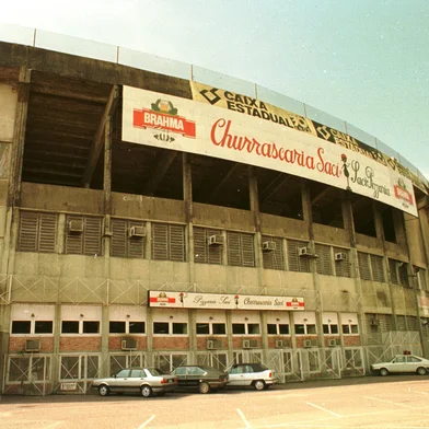 Fachada da Churrascaria Saci e Pizzaria Saci localizadas no Estádio Beira-Rio, em 1994.#envelope: 143091<!-- NICAID(10511981) -->