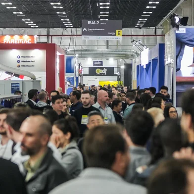 A 17ª Feira Internacional de Fornecedores da Cadeia Produtiva de Madeira e Móveis (Fimma Brasil) provou que os eventos presenciais continuam fundamentais para o fortalecimento de relacionamentos, parcerias e negócios no setor moveleiro. Realizada de 04 a 07 de agosto, em Bento Gonçalves (RS), a Fimma 2025 reuniu mais de 300 marcas nacionais e internacionais e superou o número de visitantes projetado, atraindo 20.750 pessoas em busca de máquinas, matérias-primas, tecnologia, ferramentas e serviços, entre outros segmentos. <!-- NICAID(16097035) -->