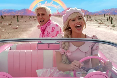 Ryan Gosling e Margot Robbie no filme Barbie (2023), de Greta Gerwig.<!-- NICAID(15484475) -->