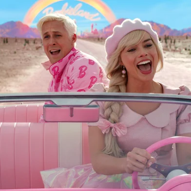 Ryan Gosling e Margot Robbie no filme Barbie (2023), de Greta Gerwig.<!-- NICAID(15484475) -->