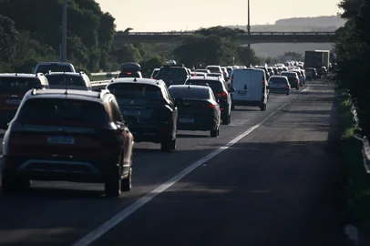 SANTO ANTÔNIO DA PATRULHA, RS, BRASIL, 04.01.2026: Movimento na freeway para o retorno à capital, depois do feriado de ano novo. (Foto:André Ávila/Agência RBS)<!-- NICAID(16197684) -->