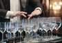 Som celestial: como 46 taças de cristal com água viraram um instrumento musical em Gramado
