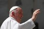 Pope Francis waves as he leaves at the end of the weekly general audience on June 7, 2023 at St. Peter's square as in The Vatican. Pope Francis will undergo an operation for an abdominal hernia on June 7 at a Rome hospital, where he is expected to stay for "several days", the Vatican said. (Photo by Andreas SOLARO / AFP)Editoria: RELLocal: Vatican CityIndexador: ANDREAS SOLAROSecao: popeFonte: AFPFotógrafo: STF<!-- NICAID(15450305) -->