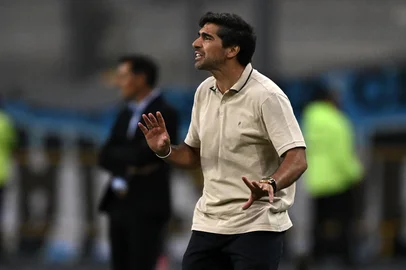 Palmeiras' Portuguese coach Abel Ferreira gestures during the Copa Libertadores group stage first round football match between Peru's Sporting Cristal and Brazil's Palmeiras at the Nacional stadium in Lima, on April 3, 2025. (Photo by ERNESTO BENAVIDES / AFP)<!-- NICAID(16010081) -->