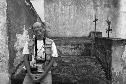 PORTO ALEGRE, RS, BRASIL, 11/06/2025: Retrato do fotógrafo gaúcho Luiz Carlos Felizardo. Felizardo foi um dos grandes nomes da fotografia brasileira contemporânea. Sua trajetória começa no desenho, que estudou ainda na graduação em Arquitetura na UFRGS, entre 1968 e 1972. Lá teve contato com cálculo diferencial, desenho geométrico, programação visual e desenho industrial. Foi nesse ambiente acadêmico que ele aprofundou tanto o desenho técnico quanto a percepção estética — elementos que se tornariam a base sólida de sua linguagem visual. Luiz Carlos Felizardo faleceu hoje, deixando uma ausência profunda na fotografia brasileira. Mas seu legado permanece: imagens silenciosas, densas, refinadas. A fotografia, em suas mãos, tornou-se um exercício de precisão e sensibilidade. E os tons de cinza, sua verdadeira paleta. Foto: Fabio Del Re/Divulgação<!-- NICAID(16057510) -->