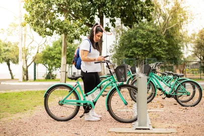 O projeto Pedal Sustentável, promovido pela CPMC, instala cinco estações com bicicletas compartilhadas para uso gratuito dos moradores de Guaíba.<!-- NICAID(15844610) -->