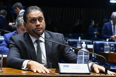 PlenÃ¡rio do Senado Federal durante sessÃ£o deliberativa ordinÃ¡ria. Ordem do dia. Na pauta, o substitutivo da CÃ¢mara ao PL 3.824/2023, que institui a PolÃ­tica Nacional de InduÃ§Ã£o Ã  DocÃªncia na EducaÃ§Ã£o BÃ¡sica - Mais Professores para o Brasil. Em pronunciamento, Ã  bancada, senador Weverton (PDT-MA).Foto: Waldemir Barreto/AgÃªncia Senado<!-- NICAID(16189402) -->