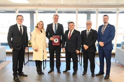 O desembargador Antonio Vinicius Amaro da Silveira definiu a composição da chapa que disputará a presidência do Tribunal de Justiça. O magistrado apresentou oficialmente a composição nesta segunda-feira (7), em visita institucional ao presidente da Corte, Alberto Delgado Neto.<!-- NICAID(16075210) -->