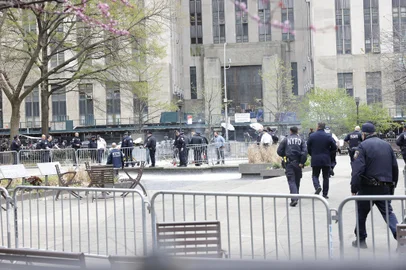 Homem pôs fogo ao próprio corpo diante do tribunal onde o ex-presidente Donald Trump é julgado, em Nova York. Foto: Michael M. Santiago/Getty Images/AFP (Photo by Michael M. Santiago / GETTY IMAGES NORTH AMERICA / Getty Images via AFP)<!-- NICAID(15739901) -->