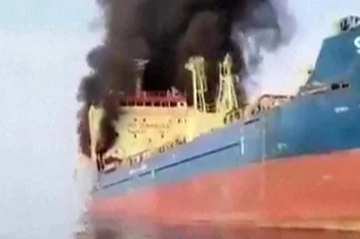 UGC / AFP This video grab taken from UGC images posted on social media on March 1, 2026 shows the Palau-flagged oil tanker Skylight, under US sanctions, engulfed in flames after being struck off the Musandam Peninsula of Oman. The United States and Israel launched strikes against Iran on February 28, with Israel's public broadcaster reporting that the Iranian supreme leader had been targeted, as the Islamic republic retaliated with barrages of missiles at Gulf states and Israel. (Photo by UGC / AFP) / NO USE AFTER MARCH 16, 2026 17:13:49 GMT - RESTRICTED TO EDITORIAL USE - MANDATORY CREDIT AFP - SOURCE: UGC / UNKNOWN - DISTRIBUTED AS A SERVICE TO CLIENTS - NO RESALE -Editoria: WARLocal: At seaIndexador: -Secao: armed conflictFonte: UGCFotógrafo: STR<!-- NICAID(16236756) -->