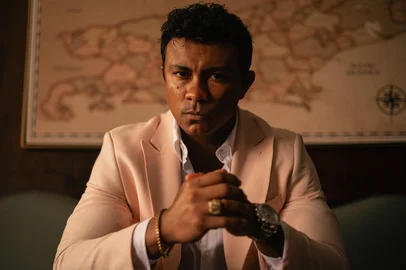 OS DONOS DO JOGO. Xamã as Búfalo in Os Donos do Jogo. Foto: Marcos Serra Lima / Netflix 2025<!-- NICAID(16152285) -->