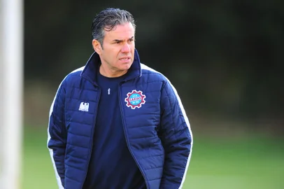 CAXIAS DO SUL, RS, BRASIL, 26/06/2019. Novo técnico do Caxias, Paulo Henrique Marques, comanda o primeiro treino da equipe no estádio suplementar. Paulo Henrique substitui Pingo, demitido na tarde de ontem (25/06). (Porthus Junior/Agência RBS)<!-- NICAID(14139138) -->