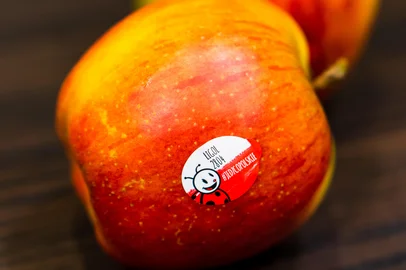 Sweet apples with Biedronka stickerMaçãLocal: PoznanFonte: 1087017589Fotógrafo: POZNAN, POLAND - Nov 21, 2020: Sweet app<!-- NICAID(16024430) -->