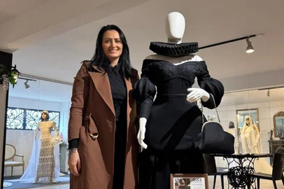 A estudante do curso de Moda da Universidade de Caxias do Sul Marília Valmorbida foi convidada para expor um look no Museu da Moda, localizado na cidade de Canela. A peça, um vestido, foi concebida pelo projeto desenvolvido pela acadêmica chamado de Tramas de Memórias.foto> Marília Valmorbida<!-- NICAID(16094066) -->