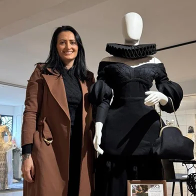 A estudante do curso de Moda da Universidade de Caxias do Sul Marília Valmorbida foi convidada para expor um look no Museu da Moda, localizado na cidade de Canela. A peça, um vestido, foi concebida pelo projeto desenvolvido pela acadêmica chamado de Tramas de Memórias.foto> Marília Valmorbida<!-- NICAID(16094066) -->