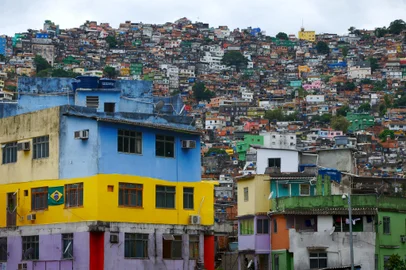 Aerial view of Rio's Rocinha favela, on a sunny afternoon.Fonte: 220443916<!-- NICAID(15909892) -->