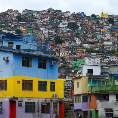 Aerial view of Rio's Rocinha favela, on a sunny afternoon.Fonte: 220443916<!-- NICAID(15909892) -->
