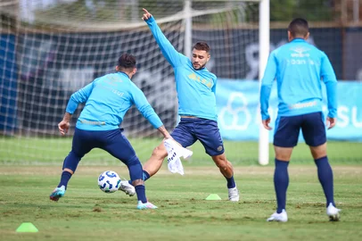 RS - FUTEBOL/ TREINO GREMIO 2025 - ESPORTES - Jogadores do Gremio realizam treino tÃ©cnico durante a manha deste sabado, no CT Luiz Carvalho, na preparaÃ§Ã£o para a partida valida pelo Campeonato Brasileiro 2025. FOTO: LUCAS UEBEL/GREMIO FBPA<!-- NICAID(16095523) -->