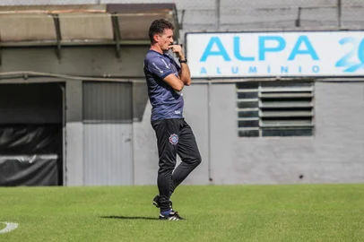 Técnico Gerson Gusmão prepara time do Caxias para 3ª rodada do Gauchão, diante do São Luiz.<!-- NICAID(15661642) -->