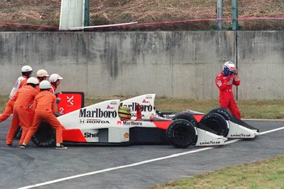 GPJaponF1Ayrton Senna of Brazil is given a push from circuit marshals for a restart while his teammate and bitter rival Alain Prost of France leaves his car to abandon the race after the two collided in a chicane during the Japan Formula One Grand Prix in Suzuka 22 October 1989. Senna received the chequered flag but was later disqualified after being accused of receiving an illegal push from marshals and of taking a short cut through the chicane. AFP PHOTO TOSHIFUMI KITAMURA (Photo by Toshifumi KITAMURA / AFP)Editoria: SPOLocal: SuzukaIndexador: TOSHIFUMI KITAMURASecao: motor racingFonte: AFPFotógrafo: STF<!-- NICAID(15925454) -->
