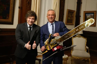 Handout photo released by Argentina's Presidency press office showing Argentina's President Javier Milei giving his thumbs up as US' Secretary of Health and Human Services Robert Kennedy Jr holds a chainsaw, during a meeting at the Casa Rosada government house in Buenos Aires, on May 27, 2025. (Photo by Handout / Argentina's Presidency Press Office / AFP) / RESTRICTED TO EDITORIAL USE - MANDATORY CREDIT "AFP PHOTO / ARGENTINA'S PRESIDENCY" - NO MARKETING NO ADVERTISING CAMPAIGNS - DISTRIBUTED AS A SERVICE TO CLIENTSEditoria: POLLocal: Buenos AiresIndexador: HANDOUTSecao: diplomacyFonte: Argentina's Presidency Press OffFotógrafo: Handout<!-- NICAID(16046599) -->
