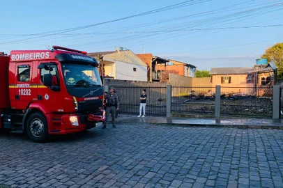 Casa é destruída por incêndio no bairro Charqueadas, em Caxias<!-- NICAID(15545618) -->