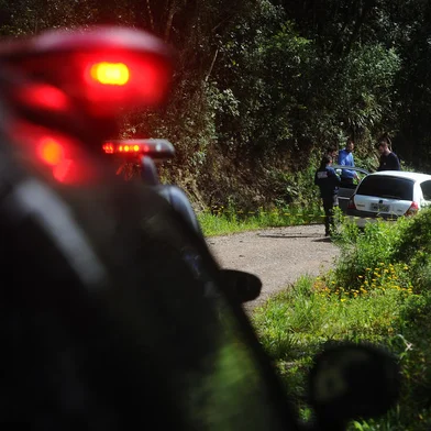 CAXIAS DO SUL, RS, BRASIL, 05/10/2023. Homem é encontrado morto em estrada que liga Jardim Eldorado a Parada Cristal, em Caxias do Sul. O filho dele, um menino de oito anos, foi encontrado vagando perto do local de madrugada. (Bruno Todeschini/Agência RBS)Indexador: BTK<!-- NICAID(15560620) -->