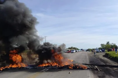 Há 11 dias sem luz, moradores fazem bloqueio na BR-293 em protesto contra a CEEE Equatorial<!-- NICAID(15489851) -->