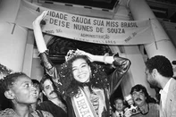 Chegada da Miss Brasil Deise Nunes, em Porto Alegre.Gaúcha é a Miss Brasil.A Miss Brasil de 1986 é uma gaúcha: Deise Nunes de Souza, que sonhava com o título, venceu 26 candidatas, em São Paulo. #envelope: 44402<!-- NICAID(9864617) -->