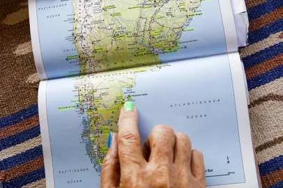 PINHAL, RS, BRASIL, 04-01-2020: O casal de alemaes de Hamburgo, Jurgen Lenz e Ursula Lenz, examina mapa da America do Sul com marcacoes nas cidades por onde ja passaram. Eles viajam ha mais de dez anos, sempre durante o inverno na Alemanha, em busca do verao e do calor no hemisferio sul. Desde entao, ja percorreram diversos paises da America Latina. (Foto: Mateus Bruxel / Agencia RBS)Indexador: Mateus Bruxel<!-- NICAID(14376933) -->