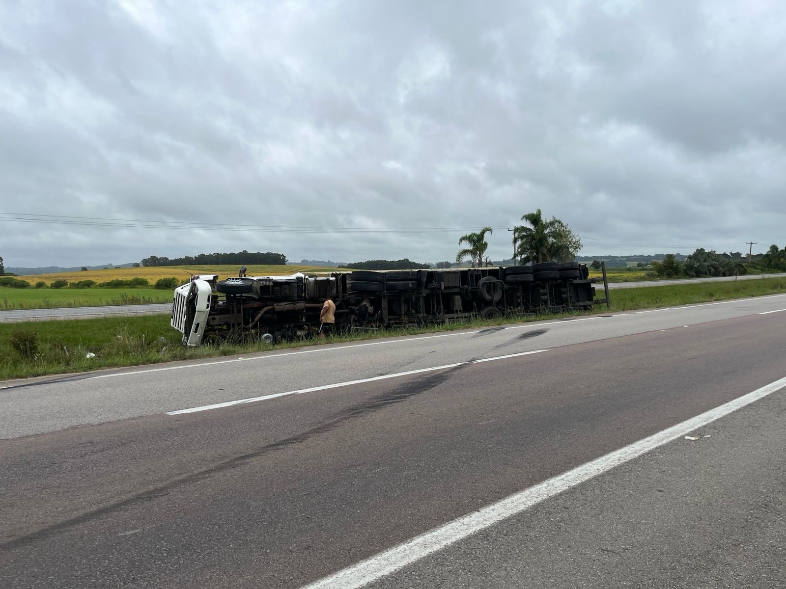 Carreta tomba na BR-116 no acesso a S&atilde;o Louren&ccedil;o do Sul