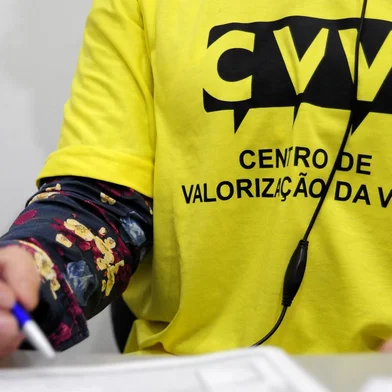 CAXIAS DO SUL, RS, BRASIL, 01/09/2017 - O Centro de Valorização a Vida desenvolve um trabalho de prevenção de suicídios. Para isso, conta com voluntátios que atendem ligações pelo fone 188. NA FOTO: Eloísa (codinome que usa como voluntária), 55 anos, empresária, atua no CVV.(Marcelo Casagrande/Agência RBS)<!-- NICAID(13124894) -->