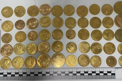 Um homem foi preso com 50 moedas de ouro no Aeroporto Internacional Salgado Filho, em Porto Alegre, na quinta-feira (1º). <!-- NICAID(16029235) -->