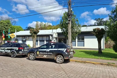 Mulher é morta a facadas dentro de casa em Nova Araçá; marido é o suspeito. Na foto, a delegacia de Nova Araçá.<!-- NICAID(16125616) -->