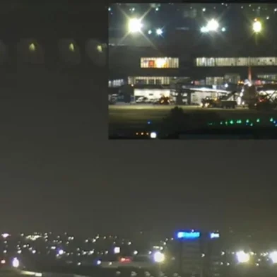 Pilotos do voo 4517 relataram no sábado (22), durante sobrevoo a Santa Catarina, que avistaram uma luz de origem desconhecida.A aeronave partiu de São Paulo, com destino a Porto Alegre.<!-- NICAID(15244105) -->