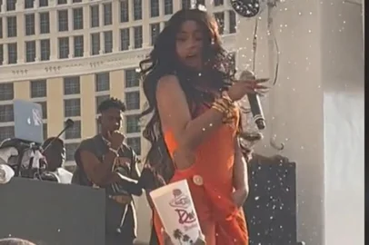 Cardi B joga microfone em fã após ser atingida por bebida<!-- NICAID(15498862) -->