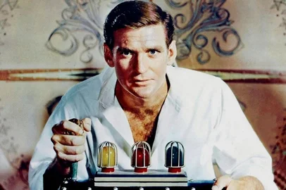 MGM / Divulgação O filme A Máquina do Tempo (1960) acompanha um cientista vitoriano que viaja a um futuro distante e descobre uma humanidade dividida em duas raças rivais.<!-- NICAID(16382023) -->