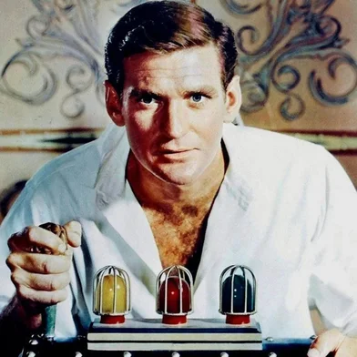 O filme A Máquina do Tempo (1960) acompanha um cientista vitoriano que viaja a um futuro distante e descobre uma humanidade dividida em duas raças rivais.<!-- NICAID(16382023) -->
