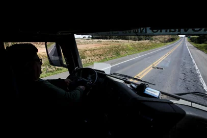 SOLEDADE, RS, BRASIL, 06-07-2017: Caminhoneiro Moisés Ferreira dirige pela BR-386, em Soledade. (Foto: Mateus Bruxel / Agência RBS)<!-- NICAID(13016137) -->