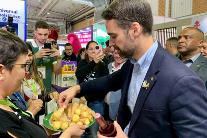 Na Festuris, em Gramado, o governador Eduardo Leite provando os canudinhos de Galópolis<!-- NICAID(15909999) -->