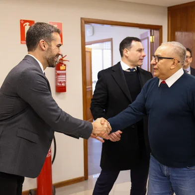 PORTO ALEGRE, RS - 1.7.2025 - Reunião com Tribunal de Contas do Estado, Procuradoria-Geral do Estado e Secretaria da Reconstrução Gaúcha. Na foto, governador Eduardo Leite cumprimenta conselheiro Estilaac Xavier.<!-- NICAID(16071302) -->