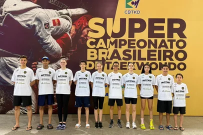 Atletas de Caxias do Sul disputam o Super Campeonato Brasileiro de Taekwondo. Competição que reúne mais de dois mil atletas iniciou na última quarta-feira (12).<!-- NICAID(16122385) -->