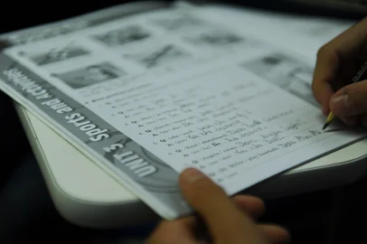 CAXIAS DO SUL, RS, BRASIL, 27/05/2015. Educação em pauta, na lição 8, trata da ineficiência do ensino regular de língua estrangeira e a necessidade de os alunos procurarem cursos externos para aprenderem uma segunda língua. Na foto, o College, escola de inglês de Leonardo dos Reis, personagem principal da série. (Diogo Sallaberry/Agência RBS)Indexador: Diogo Sallaberry<!-- NICAID(11452699) -->