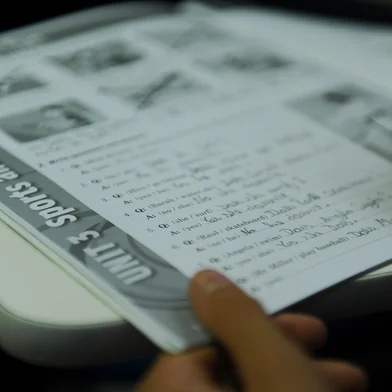 CAXIAS DO SUL, RS, BRASIL, 27/05/2015. Educação em pauta, na lição 8, trata da ineficiência do ensino regular de língua estrangeira e a necessidade de os alunos procurarem cursos externos para aprenderem uma segunda língua. Na foto, o College, escola de inglês de Leonardo dos Reis, personagem principal da série. (Diogo Sallaberry/Agência RBS)Indexador: Diogo Sallaberry<!-- NICAID(11452699) -->