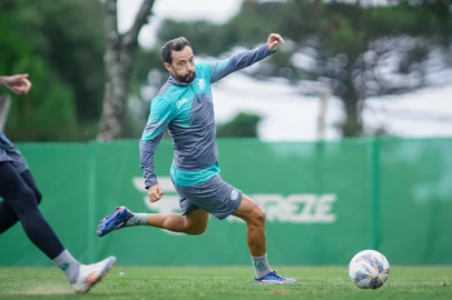 O Juventude treinou, na manhã desta quinta-feira (30), para o clássico Ca-Ju, que acontece no próximo sábado (1), no Estádio Centenário. Na foto, o meia Nenê.<!-- NICAID(15964910) -->
