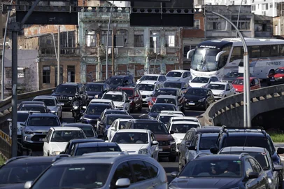 Porto Alegre, RS, Brasil, 18-04-2025: Congestionamento na saída de Porto Alegre próximo à estação rodoviária durante o feriado de Páscoa. Foto: Mateus Bruxel / Agencia RBSIndexador: MATEUS BRUXEL<!-- NICAID(16019637) -->