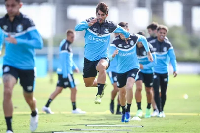 Treino GremioRS - FUTEBOL/ TREINO GREMIO 2022 - ESPORTES - Jogadores do Gremio realizam treino tÃ©cnico durante a manha desta quarta-feira, no CT Luiz Carvalho, na preparaÃ§Ã£o para a partida valida pelo Campeonato Brasileiro 2023. FOTO: LUCAS UEBEL/GREMIO FBPA. Lucas Silva. Editoria: SPOLocal: Porto AlegreIndexador: Lucas UebelSecao: futebolFonte: Gremio.netFotógrafo: Treino Gremio<!-- NICAID(15407238) -->