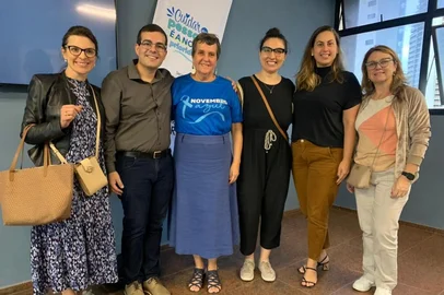 Divulgação / Divulgação Uma comitiva da Secretaria de Saúde de Caxias do Sul esteve em Vitória (ES) nesta semana para ouvir sobre projetos inovadores na área como a ampliação da oferta de consultas e exames especializados; o Painel de Medicamentos; as tecnologias utilizadas no combate ao mosquito Aedes aegypti, como monitoramento da aplicação do fumacê, o uso de drones e tablets para os agentes de saúde; a implantação do FacilitaVix (totem de autoatendimento), dentre outras ações. O secretário de Saúde, Rafael Bueno, reforçou a parceria com a Secretaria de Saúde de Vitória.<!-- NICAID(16165990) -->